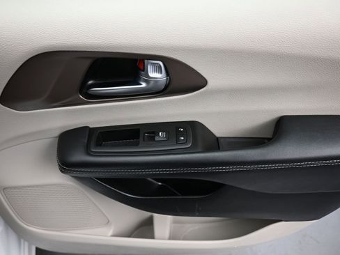 Used 2023 Chrysler Voyager LX image 53