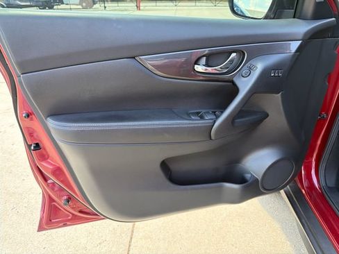 Used 2020 Nissan Rogue SV w/ Premium Package FWD image 12