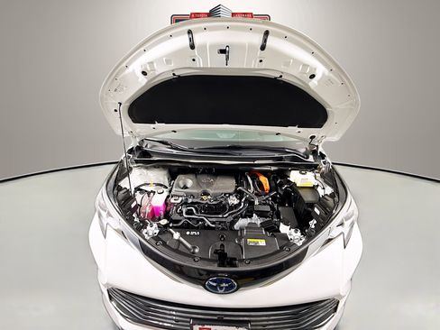 Certified 2025 Toyota Sienna Platinum image 32