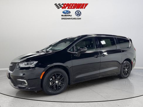Used 2025 Chrysler Pacifica Select FWD image 11