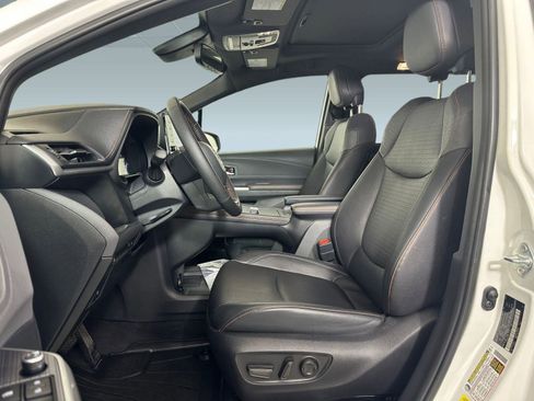 Used 2023 Toyota Sienna XSE image 4