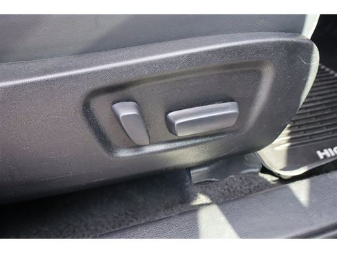 Used 2019 Toyota Highlander XLE AWD/4WD image 33
