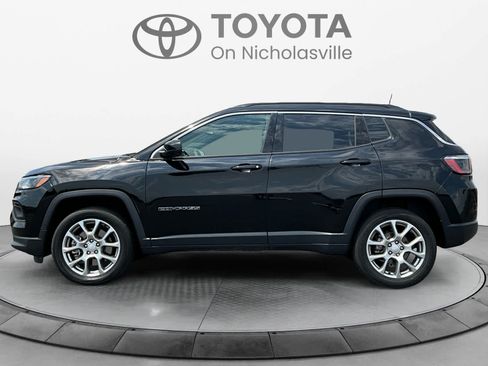Used 2024 Jeep Compass Latitude AWD/4WD image 2
