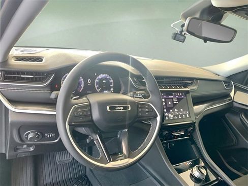 Used 2023 Jeep Grand Cherokee Laredo image 16