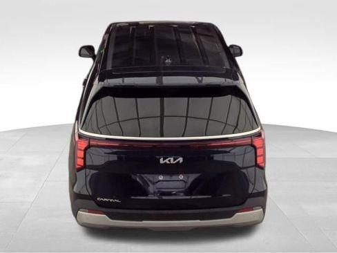 Used 2025 Kia Carnival FWD image 5
