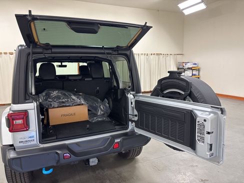 Used 2023 Jeep Wrangler Unlimited Sahara w/ Cold Weather Group image 29