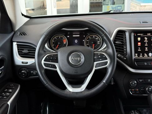 Used 2017 Jeep Cherokee Trailhawk AWD/4WD image 30