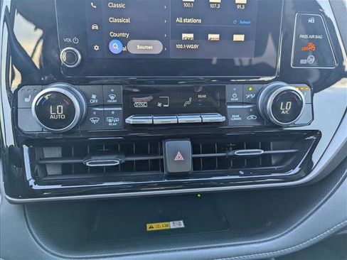 Used 2023 Toyota Highlander XLE image 18