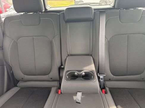 Used 2025 Jeep Grand Cherokee Laredo X image 14