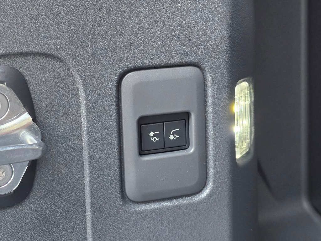 New 2026 Land Rover Defender 110 X-Dynamic SE AWD/4WD image 13