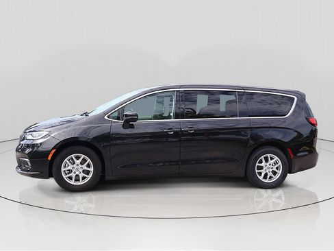 Used 2023 Chrysler Pacifica Touring-L FWD image 4