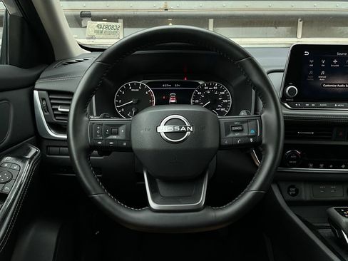 Used 2025 Nissan Rogue SV image 32