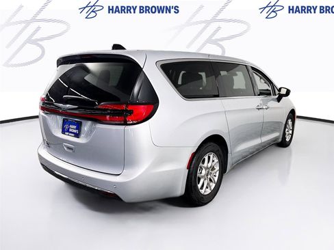 Used 2024 Chrysler Pacifica Touring-L FWD image 31