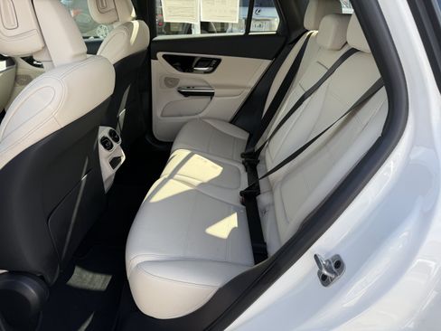 Used 2025 Mercedes-Benz GLC 350e 4MATIC image 31