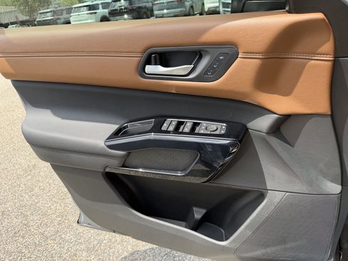 New 2026 Nissan Pathfinder Platinum FWD image 18