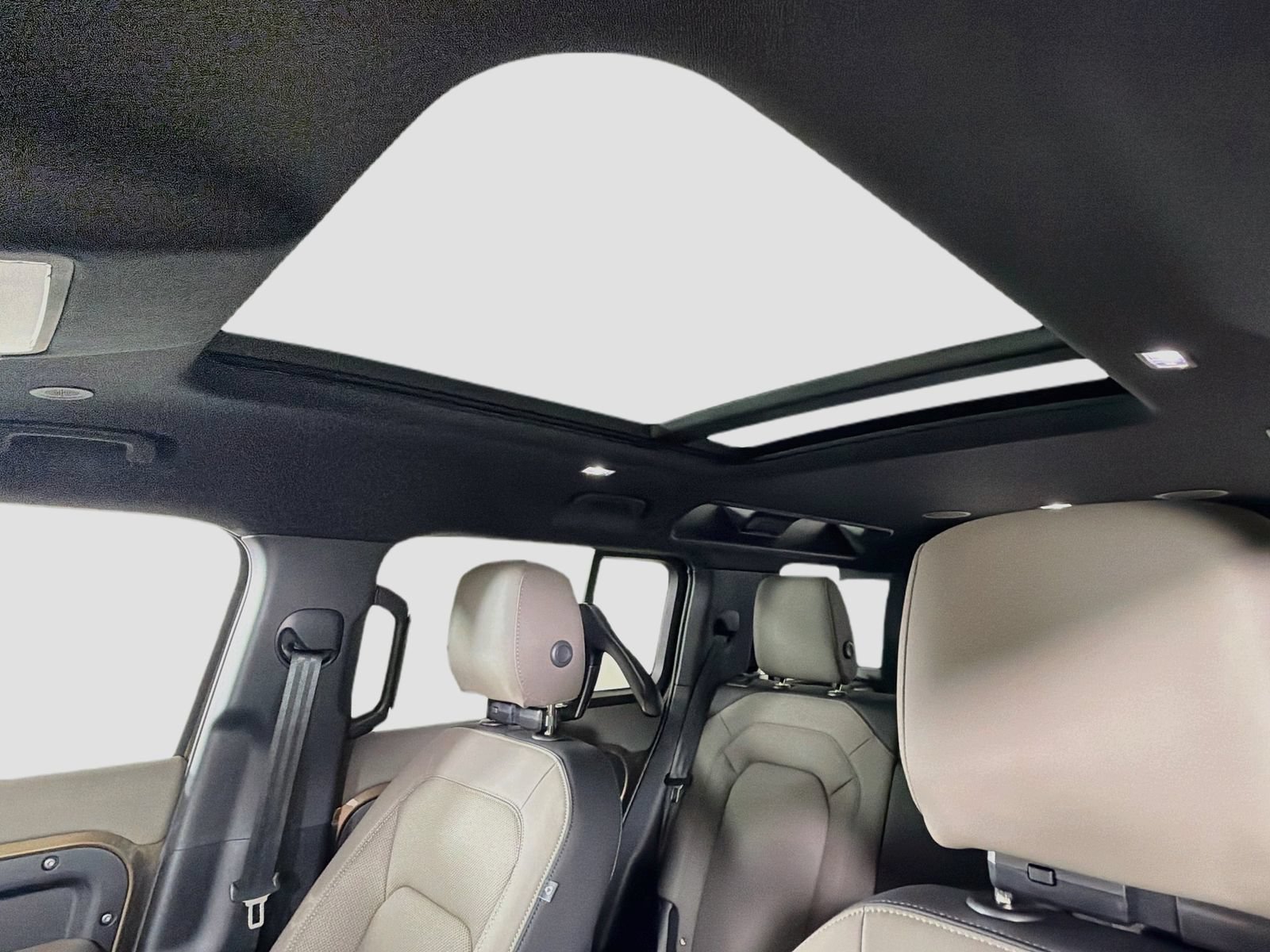 New 2026 Land Rover Defender 110 X-Dynamic SE AWD/4WD image 9