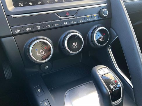 Used 2020 Jaguar E-PACE SE image 33