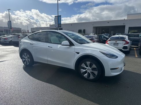 Used 2021 Tesla Model Y Long Range image 2