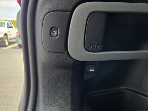 Used 2018 Jeep Cherokee Limited w/ High Altitude Package AWD/4WD image 39