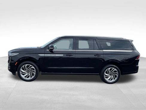 Used 2025 Lincoln Navigator L Reserve AWD/4WD image 2