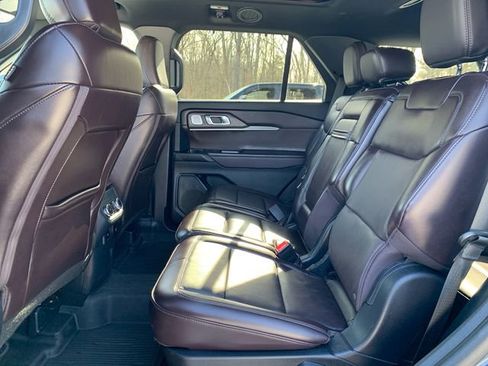 Used 2025 Ford Explorer Platinum image 18