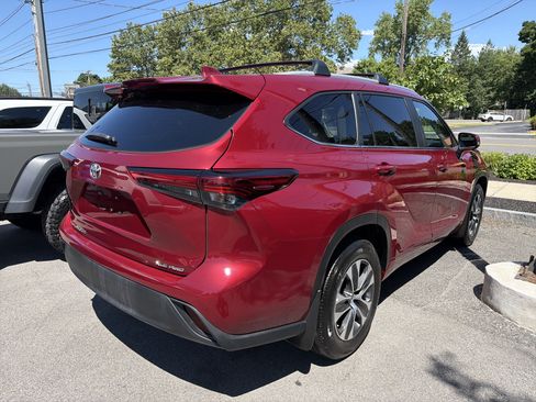 Used 2023 Toyota Highlander XLE AWD/4WD image 7