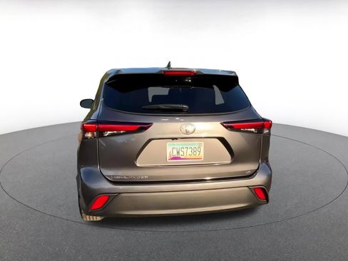 Used 2025 Toyota Highlander LE image 12