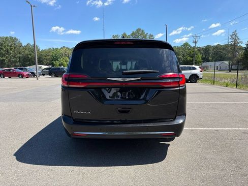 Used 2023 Chrysler Pacifica Touring-L FWD image 6