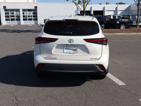 Used 2021 Toyota Highlander LE AWD/4WD image 20