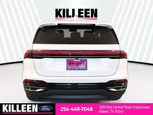 Used 2024 Lincoln Nautilus Premier image 7