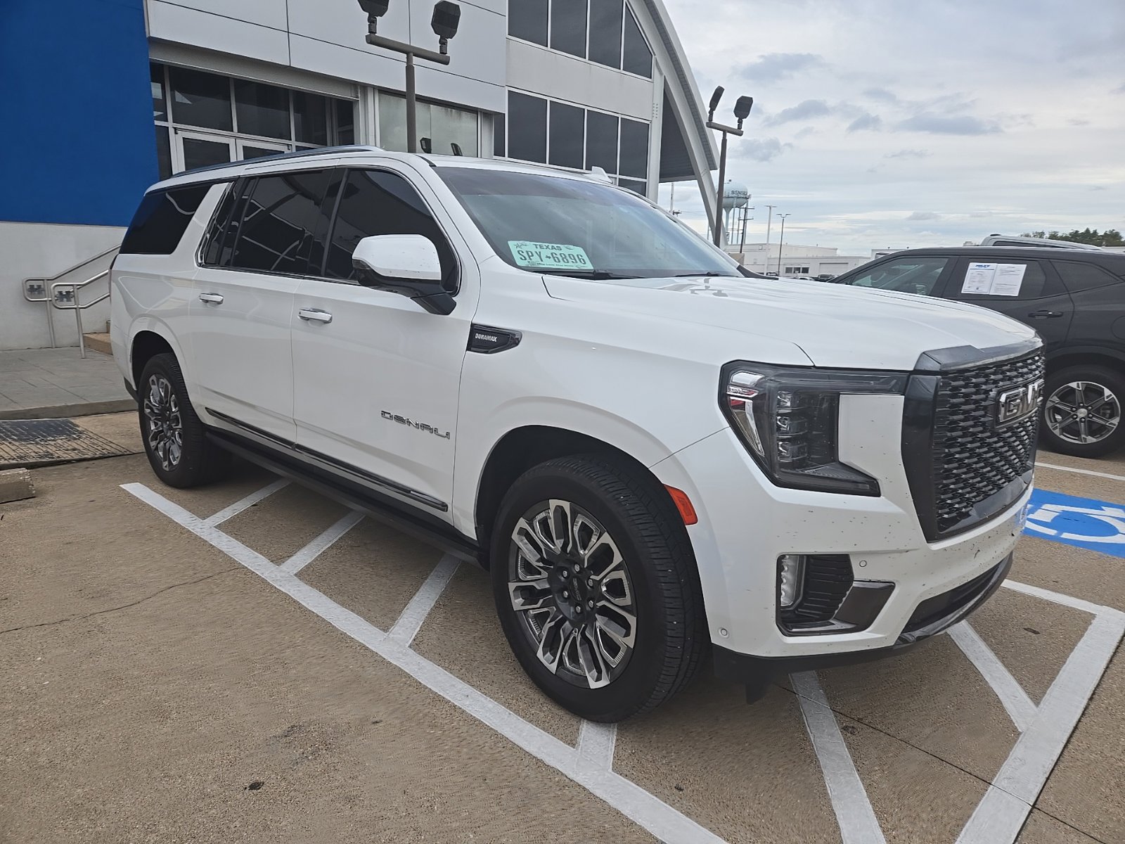 Used 2023 GMC Yukon XL Denali Ultimate w/ LPO, Floor Liner Package AWD/4WD image 3