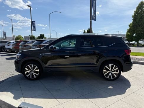 Used 2023 Volkswagen Taos SE w/ Panoramic Sunroof Package AWD/4WD image 9