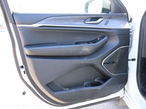 Used 2022 Jeep Grand Cherokee Overland w/ Advanced Protech Group III image 24