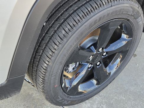 New 2025 Jeep Grand Cherokee Altitude image 6