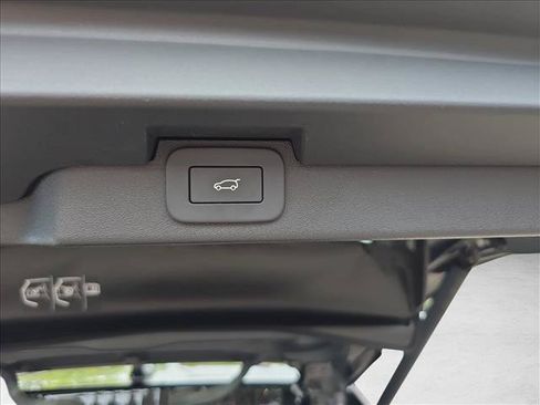 Used 2025 Land Rover Discovery Dynamic SE AWD/4WD image 13