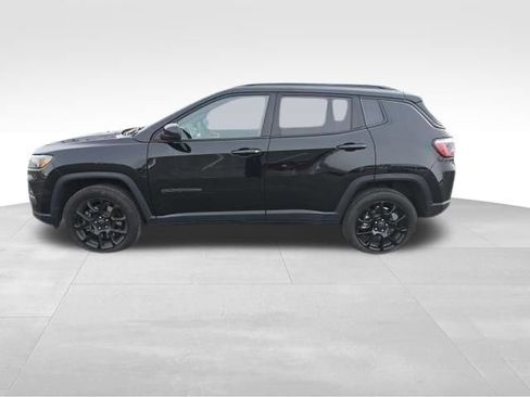 Used 2025 Jeep Compass Latitude w/ Altitude Special Edition AWD/4WD image 2
