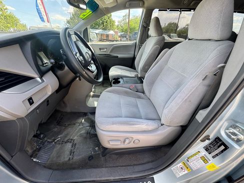 Used 2015 Toyota Sienna LE FWD image 14