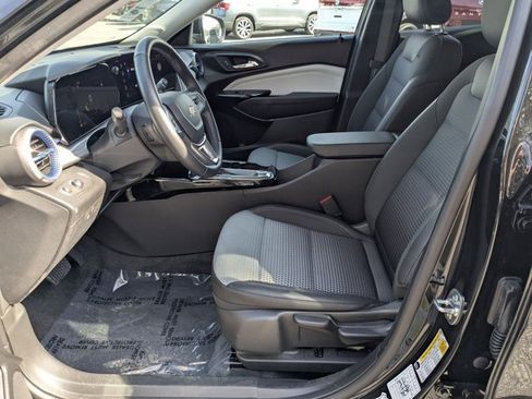 Used 2025 Chevrolet Trax LT w/ LT Convenience Package image 22