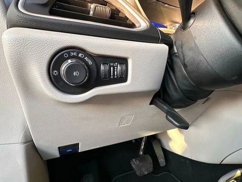 Used 2024 Chrysler Pacifica Touring-L image 10