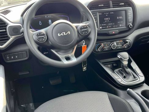 Used 2025 Kia Soul LX w/ LX Technology Package FWD image 2