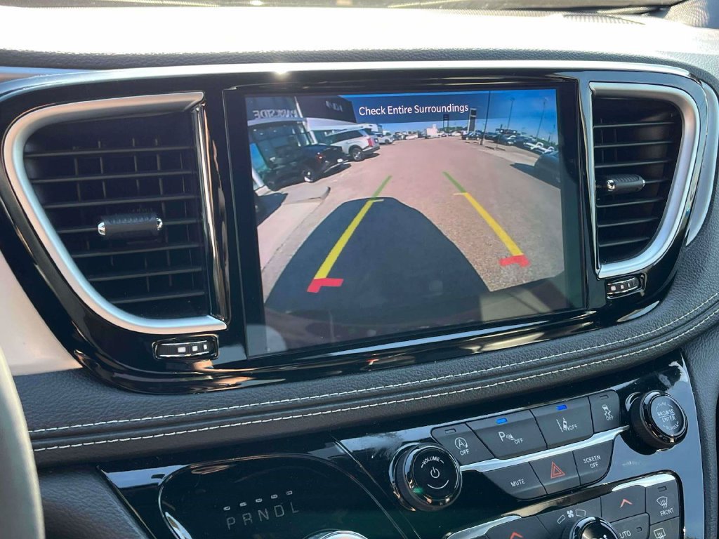 Used 2025 Chrysler Pacifica Limited FWD image 23