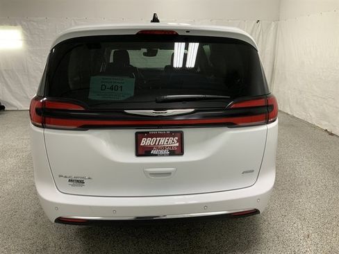 Used 2024 Chrysler Pacifica Touring-L image 7