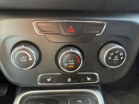 Used 2018 Jeep Compass Latitude w/ Cold Weather Group AWD/4WD image 18
