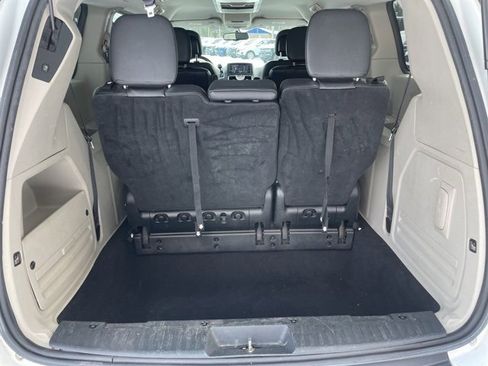 Used 2014 Chrysler Town & Country Touring image 10
