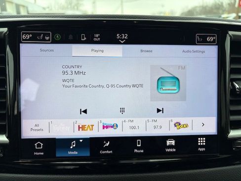 Used 2024 Chrysler Pacifica Touring-L image 14