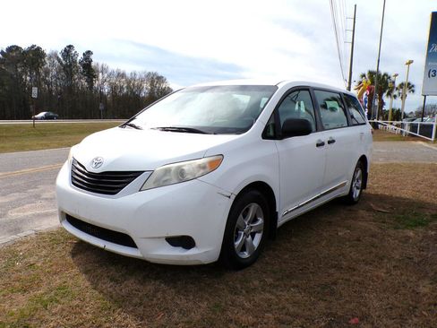 Used 2012 Toyota Sienna w/ Towing Pkg image 4
