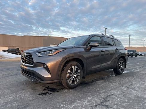 Certified 2023 Toyota Highlander XLE image 3