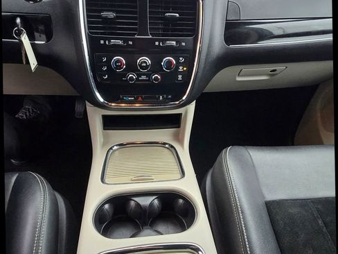 Used 2017 Dodge Grand Caravan SXT image 8