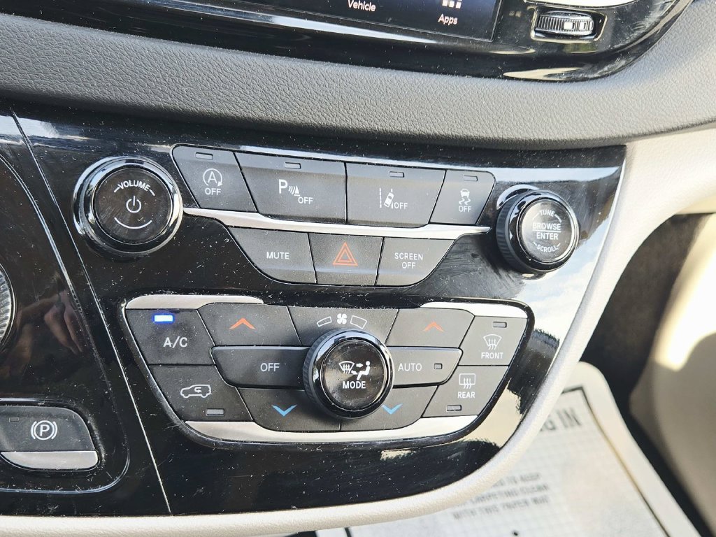 Used 2024 Chrysler Pacifica Touring-L FWD image 28
