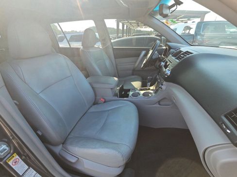 Used 2012 Toyota Highlander SE w/ Tow Pkg AWD/4WD image 11